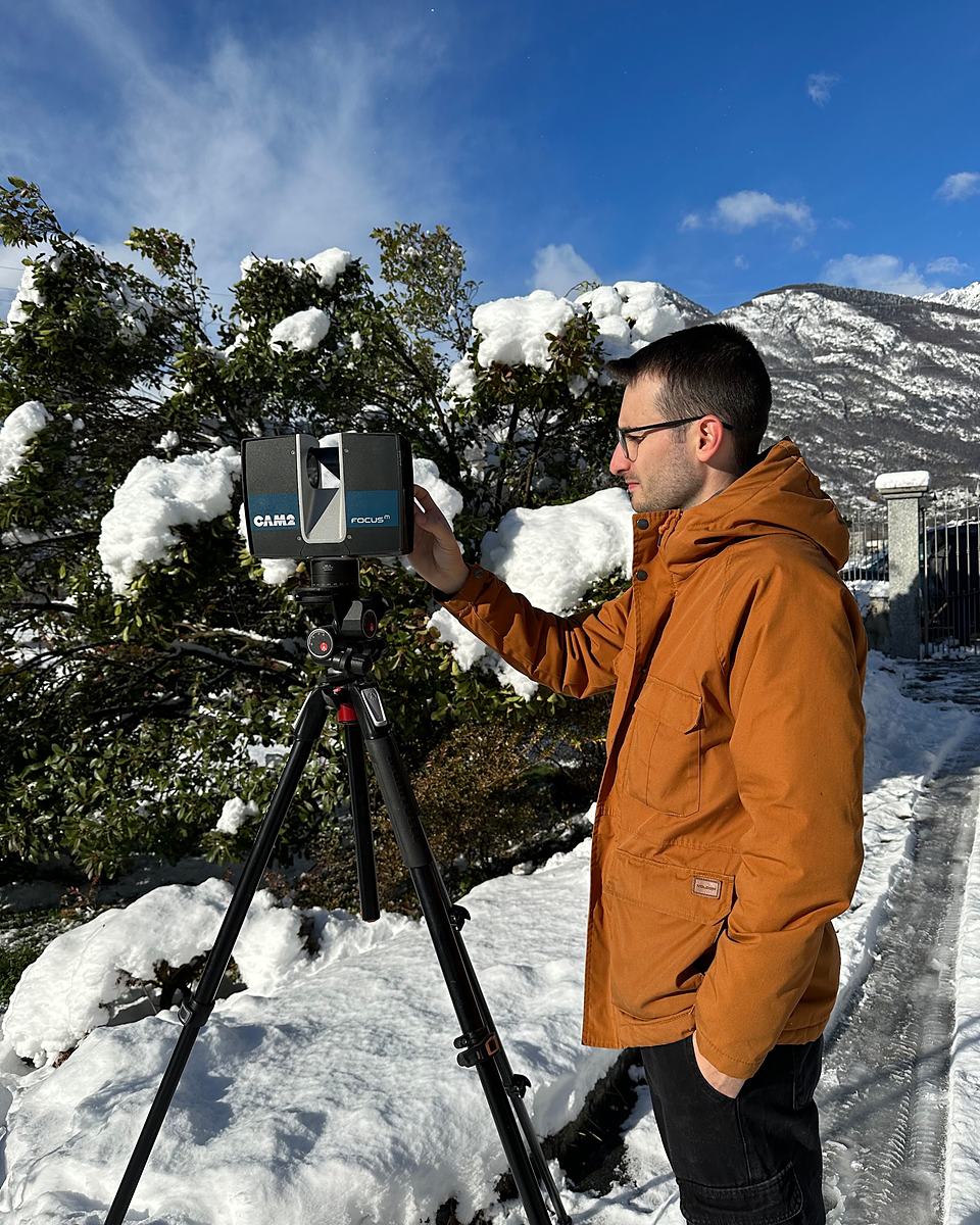 Gianluca Suppa al lavoro con il laser scanner, sulla neve
